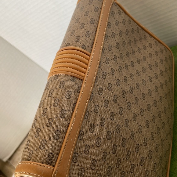 Authentic Gucci Crossbody/Shoulder Bag. - Picture 14 of 16